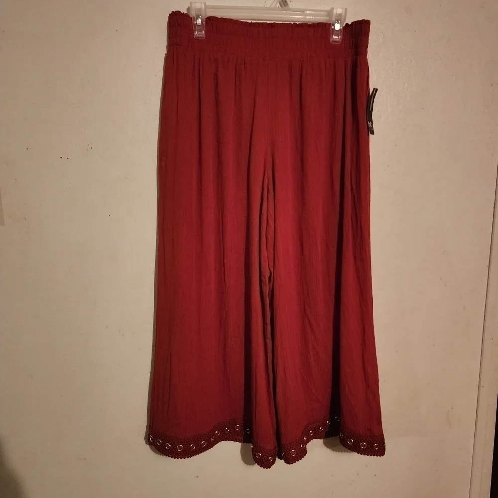 New Directions Wide Leg Boho Capris Gold Accents -Rust Size L NWT